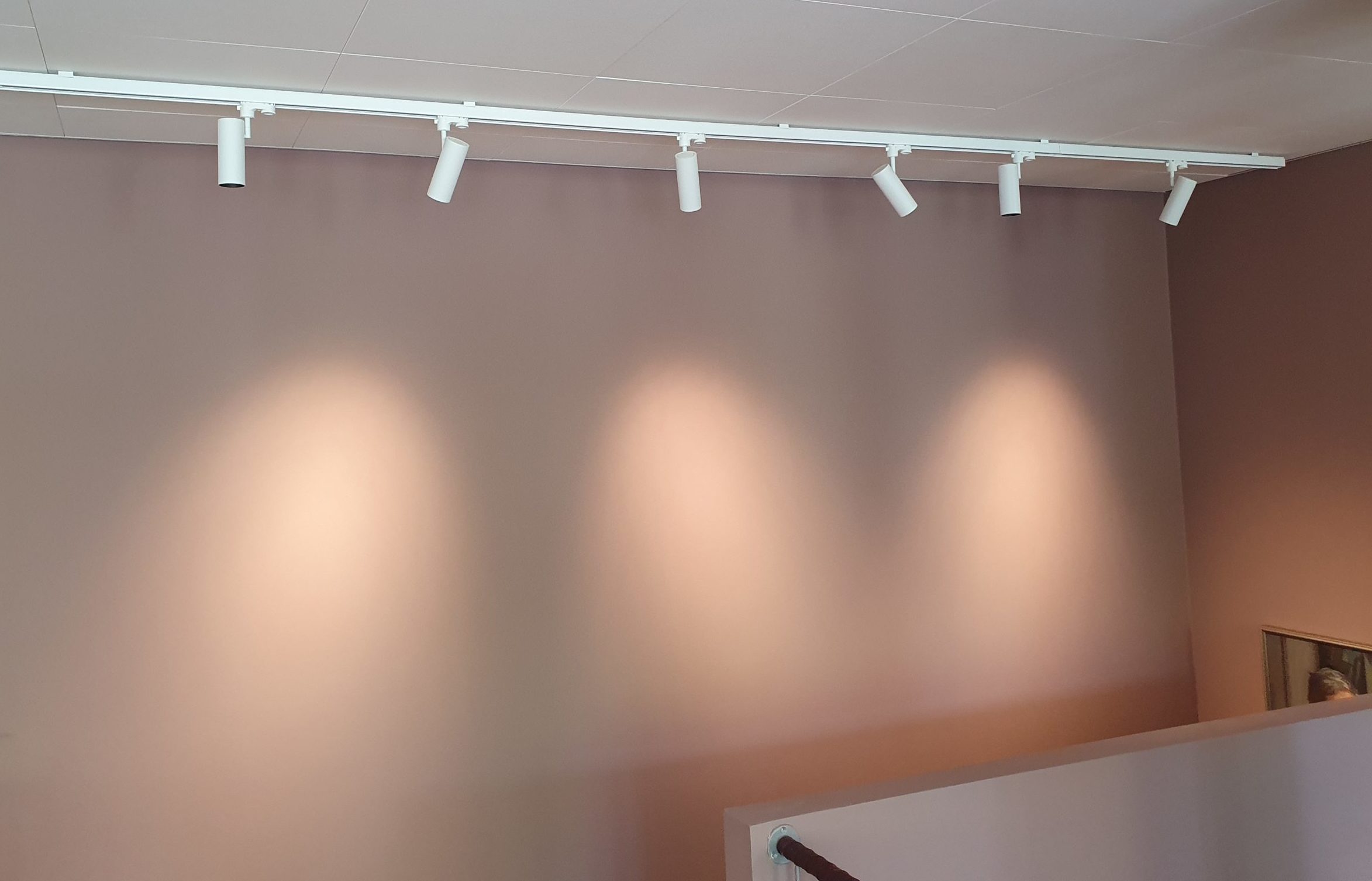 Lampor i taket som lyser upp en vägg
