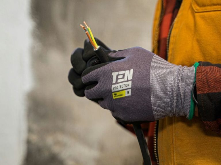 Elektriker håller i elledningar